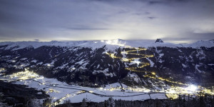 Beitragsbild des Blogbeitrags Nachtrodeln in Österreich auf der längsten beleuchteten Rodelbahn der Welt