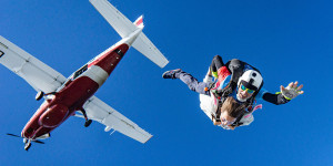 Beitragsbild des Blogbeitrags Fallschirmspringen in Österreich: alle Infos + die besten Anbieter 2024