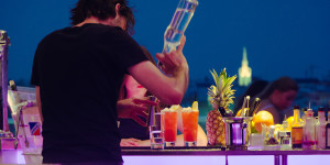 Beitragsbild des Blogbeitrags Die 10 coolsten Rooftop Bars in Wien 2023
