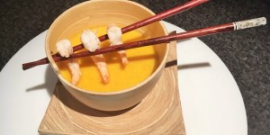 Beitragsbild des Blogbeitrags Kürbis-Kokos-Suppe mit Ingwer Garnelen