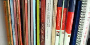 Beitragsbild des Blogbeitrags Buchtipps – 8 Bücher, die auf keinem Fall in eurem Regal fehlen dürfen