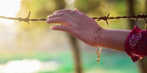 Beitragsbild des Blogbeitrags Stacheldraht, grüne Bänder und Frauen Stärke