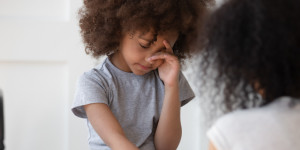 Beitragsbild des Blogbeitrags Podcast: Überfordern wir unsere Kinder?