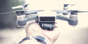 Beitragsbild des Blogbeitrags DJI Spark – Mini Drohne mit Gesten Steuerung unter 500€ 