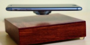 Beitragsbild des Blogbeitrags OvRcharge – Smartphone kabellos laden und schweben lassen