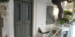 Beitragsbild des Blogbeitrags The doors of Paros and Mykonos