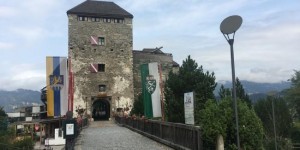 Beitragsbild des Blogbeitrags Exploring Oberkarpfenberg Castle and watching birds of prey