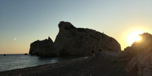 Beitragsbild des Blogbeitrags A mountain village and swimming around Aphrodite’s Rock