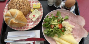 Beitragsbild des Blogbeitrags Breakfast at phil – Bar and Bookstore
