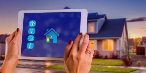 Beitragsbild des Blogbeitrags Einbruch ohne Spuren: Zahlt die Versicherung, wenn Auto oder Smart Home gehackt werden?