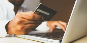 Beitragsbild des Blogbeitrags Online-Shopping und Geld zurück: Beliebte Käuferschutzprogramme im Vergleich
