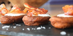Beitragsbild des Blogbeitrags Süßkartoffelpuffer mit Kefir und Speckstreifen 