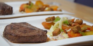 Beitragsbild des Blogbeitrags Hüferlsteak mit Gelber-Bete-Fenchel-Salat 