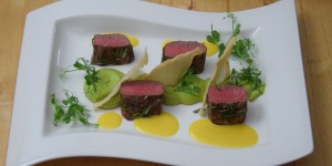 Beitragsbild des Blogbeitrags Lamm mit Senf-Hollandaise und Erbsenpürree