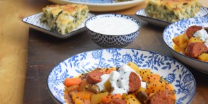 Beitragsbild des Blogbeitrags Rübengulasch mit Kolbász, Käsecreme und Mangoldschnecke 