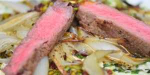 Beitragsbild des Blogbeitrags Geräuchertes Entrecôte mit Karfiolschalotten