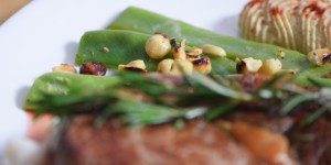 Beitragsbild des Blogbeitrags Mit Speck gefülltes Steak, Selleriepüree und breite Bohnen