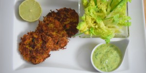 Beitragsbild des Blogbeitrags Pastinaken –Puffer mit Salat und Avocadocreme 