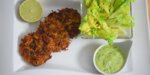 Beitragsbild des Blogbeitrags Pastinaken –Puffer mit Salat und Avocadocreme