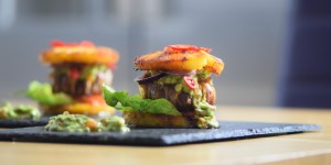 Beitragsbild des Blogbeitrags Ananas-Burger mit Avocadocreme