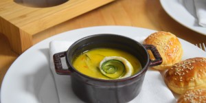 Beitragsbild des Blogbeitrags Gerollte Zucchini-Seezunge in Paprika-Safran-Suppe