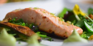 Beitragsbild des Blogbeitrags Salat mit Avocadocreme und Lachs