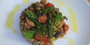 Beitragsbild des Blogbeitrags Fregola-Salat mit Spargel und Shiitake-Pilzen 