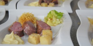 Beitragsbild des Blogbeitrags Zwiebelsuppe / Entenbrust mit Selleriepüree, Selleriewürfel, Sellerienester