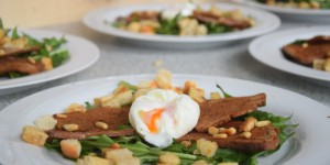 Beitragsbild des Blogbeitrags Pochiertes Ei mit Löwenzahn/ Lamm mit Morchelpolenta-Würfeln