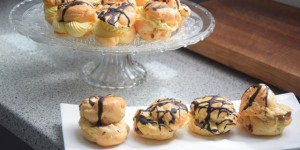 Beitragsbild des Blogbeitrags Brandteigkrapferl mit Vanille- und Schokocreme