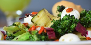 Beitragsbild des Blogbeitrags Gegrillter Zucchini-Salat mit Cucumber Cocktail