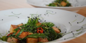 Beitragsbild des Blogbeitrags Wasserspinatsalat mit Tofu und Salzfingern