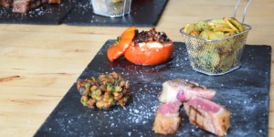 Beitragsbild des Blogbeitrags T-Bone-Steak mit Goaßkäs-Tomaten, Pfifferlingen und Sarlat-Kartoffeln 