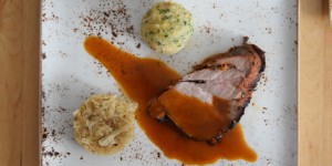 Beitragsbild des Blogbeitrags Schweinsbraten mit Kraut und Knödel 