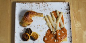 Beitragsbild des Blogbeitrags Gegrilltes Hähnchen mit Romesco-Sauce und Spargel