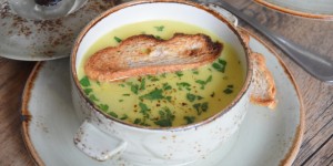 Beitragsbild des Blogbeitrags Pastinakensuppe mit Makrele