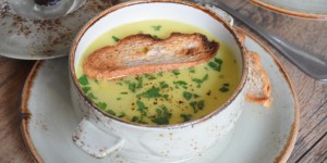 Beitragsbild des Blogbeitrags Pastinakensuppe mit Makrele 