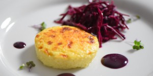 Beitragsbild des Blogbeitrags Wacholderkuchen mit Blaukraut-Pickles und Blaubeer-Senf