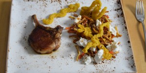Beitragsbild des Blogbeitrags Scharfes Röstgemüse mit Ziegenfrischkäse und Koriander-Churros