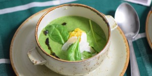 Beitragsbild des Blogbeitrags Spinat-Kokossuppe mit Paradieskorn-Chutney 