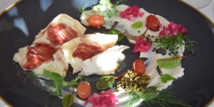 Beitragsbild des Blogbeitrags Vanille-Ziegenkäse mit eingelegten Trauben und Kürbiskernpesto 