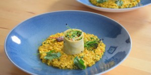 Beitragsbild des Blogbeitrags Linsen-Curry mit Gemüse in Kokospfannkuchen 