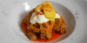 Beitragsbild des Blogbeitrags Szegediner Gulasch (traditionelle Methode)