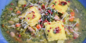 Beitragsbild des Blogbeitrags Pestosuppe mit Ravioli