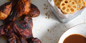 Beitragsbild des Blogbeitrags Hühnerflügerl mit Friséesalat