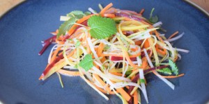 Beitragsbild des Blogbeitrags Wurzelgemüsesalat mit Rinderstreifen 
