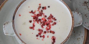 Beitragsbild des Blogbeitrags Spargelsuppe Tonkabohne Rosa Beeren