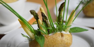 Beitragsbild des Blogbeitrags Salzkartoffel Spargel Ziegenbutter-Hollandaise 