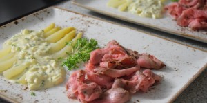 Beitragsbild des Blogbeitrags Roastbeef, Spargel, Bozner Sauce