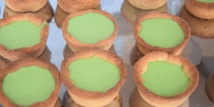 Beitragsbild des Blogbeitrags Erdbeer-Tartelette mit Pistazien-Rucola-Creme
